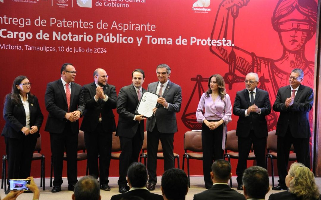 ENTREGA AMÉRICO PATENTES DE ASPIRANTE A NOTARIOS PÚBLICOS