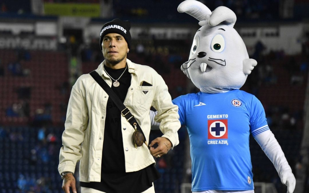 Carlos Salcedo reaparece con Cruz Azul; rescinde contrato