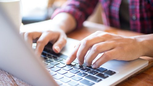 IA mejora creatividad de escritores pero reduce originalidad