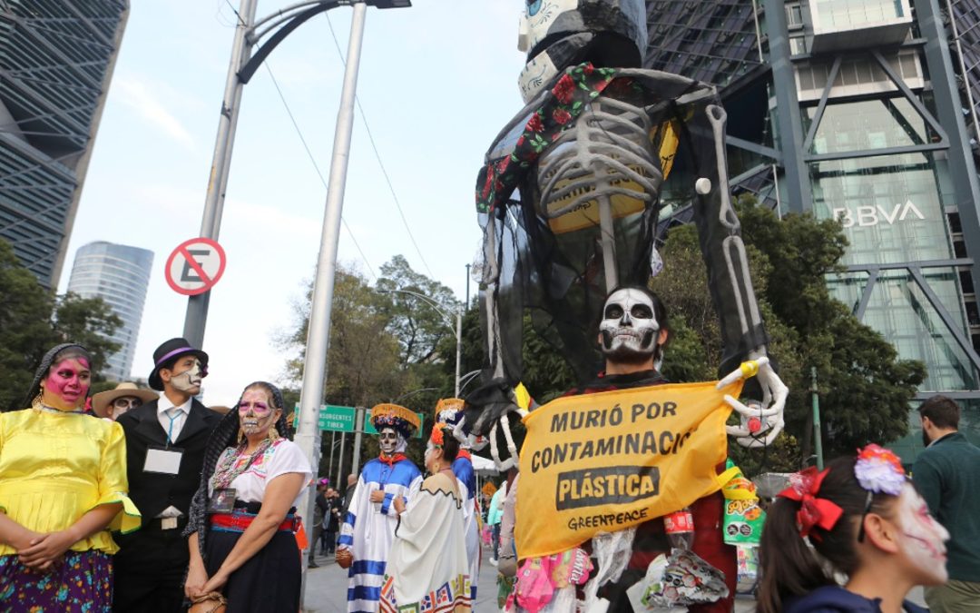 Greenpeace conmemora Día de Muertos defendiendo océanos sin plásticos