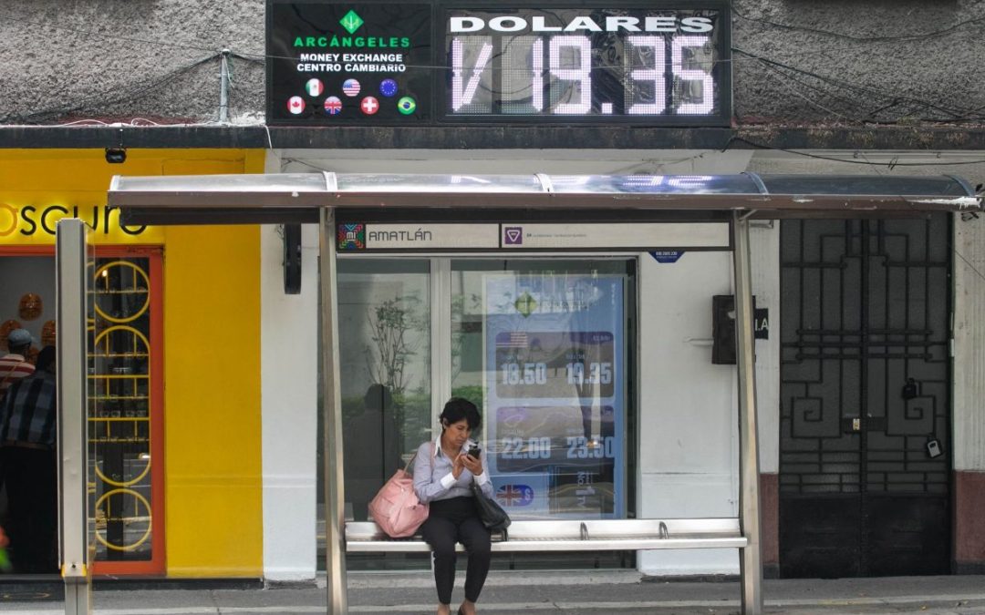 Peso mexicano frena su caída; baja de 20 pesos por dólar