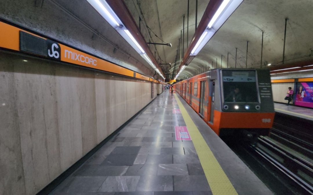 Línea 7 del Metro paralizada; persona se avienta a las vías