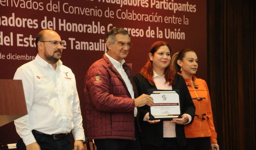 Entrega gobernador reconocimientos a servidores públicos capacitados por el Senado
