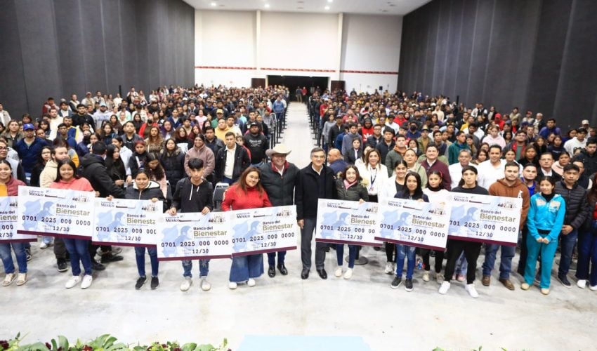 Entrega Américo tarjetas del programa «Jóvenes Construyendo el Futuro»