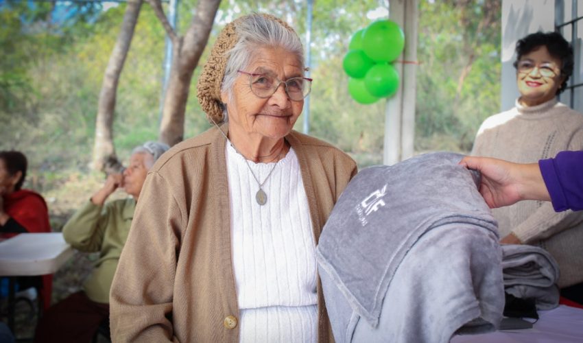 DIF Tamaulipas apapacha a adultos mayores de 24 municipios con el programa “Abrígate en Invierno”