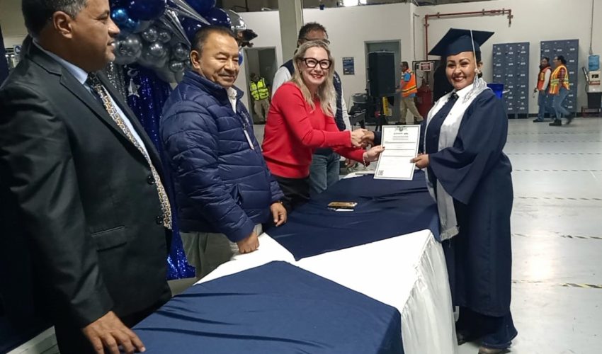 Entrega ITEA certificados de educación secundaria a trabajadores de maquiladora