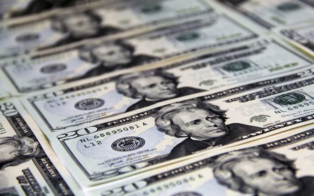 Fortaleza del dólar mete presión a monedas mundiales