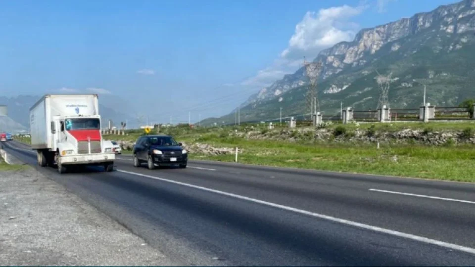 ¿Por qué hay desviaciones en la autopista Monterrey-Saltillo?