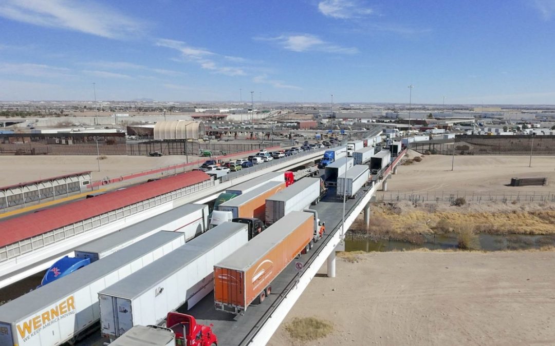 Filas de hasta 8 horas para cruzar a Estados Unidos debido a medidas de Trump, reportan exportadores