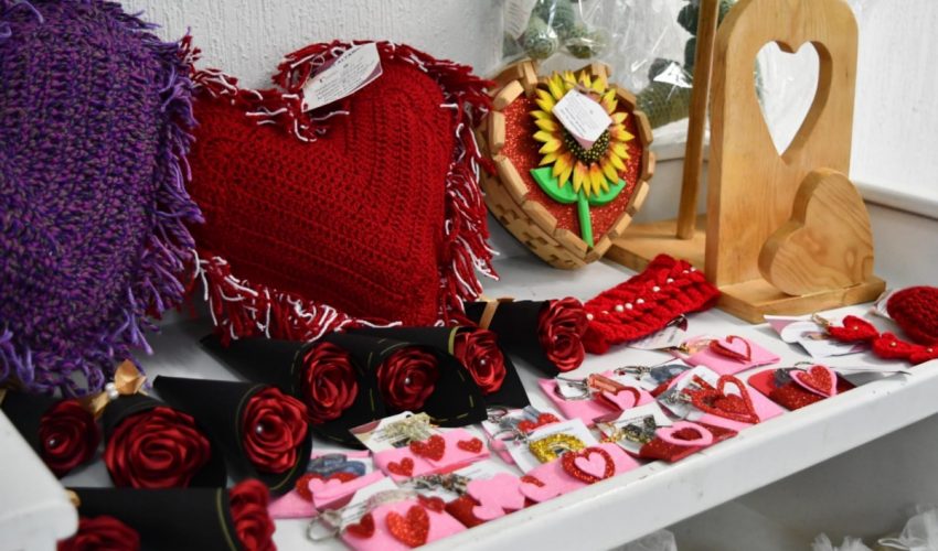 Promueve SSPT venta de artesanías y postres de San Valentín hechos en CEDES