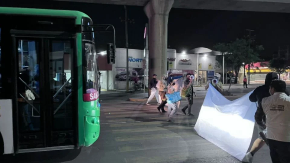 Manifestantes cortan la circulación vehicular en vialidades de Monterrey