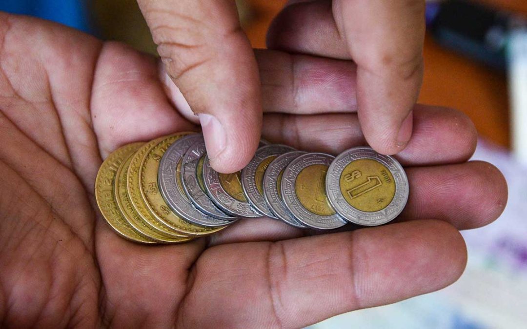 Peso encabeza pérdidas entre monedas globales; preocupa guerra comercial