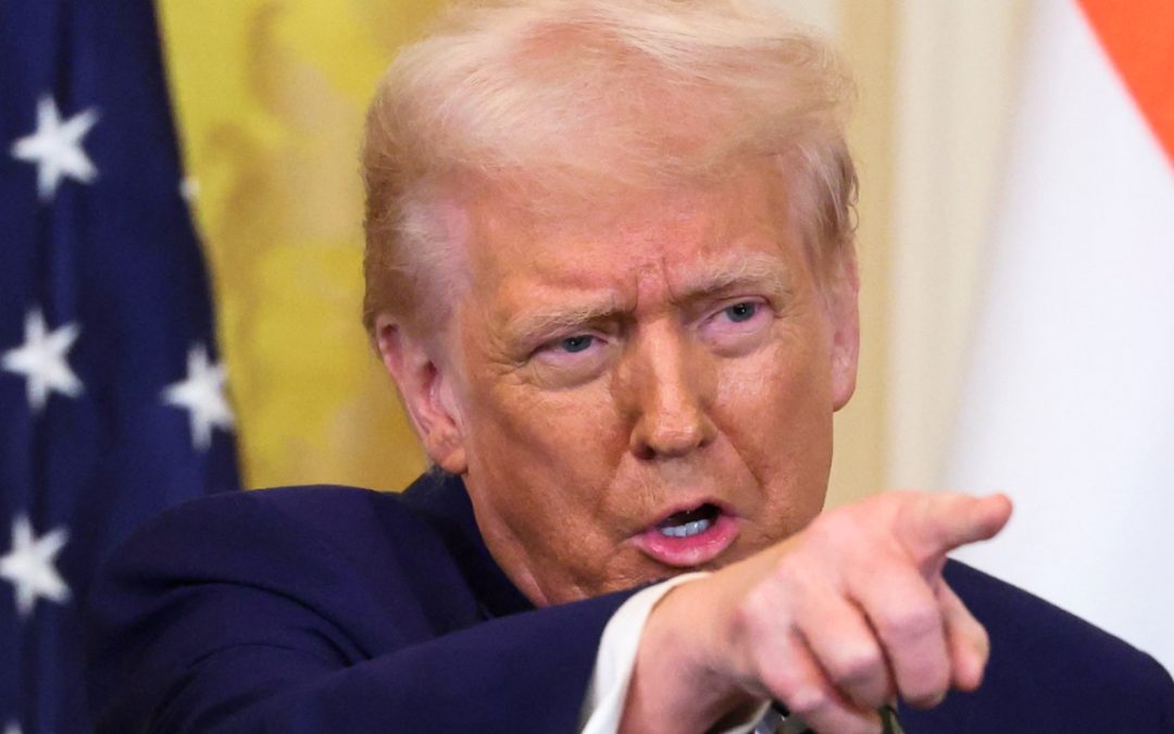 Trump amenaza a los BRICS con aranceles del 100% si ‘juegan’ con el dólar